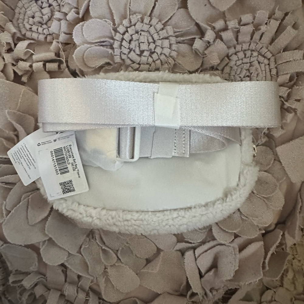 Lululemon Everywhere Fleece Belt Bag 1L White Opal/Gold Brand New - Picture 7 of 12